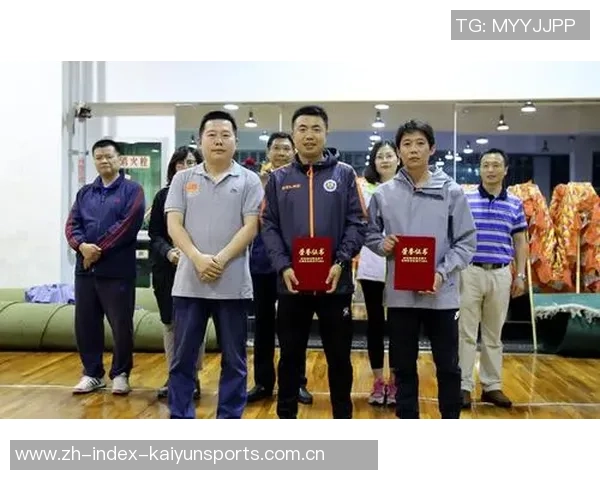 重庆足球队与西安足球队赛后复盘团队协作分析与反思